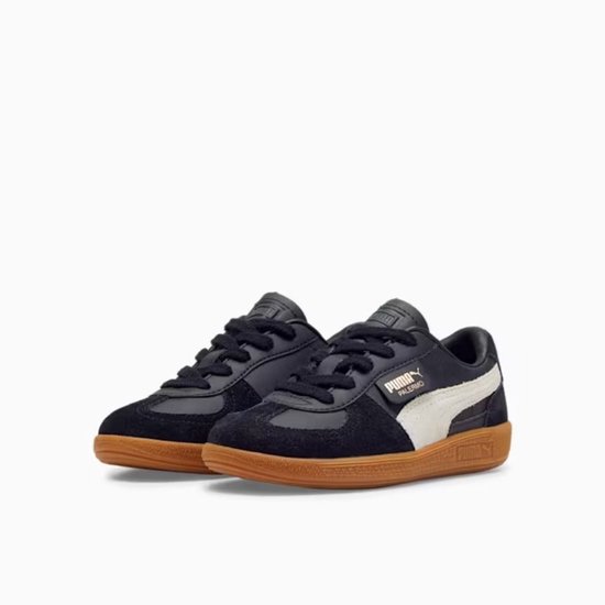 Paar zwarte Puma Palermo sneakers, met witte Puma-strepen en gummi zolen.