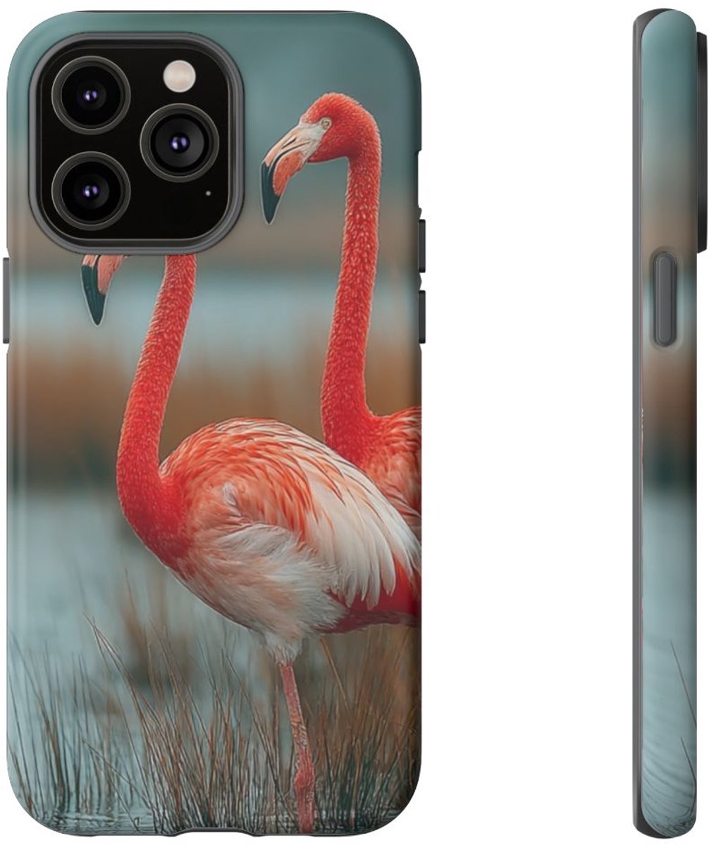 Drie Flamingo's bij Water en Riet – Telefoonhoesje Geschikt voor iPhone 14 Pro Max