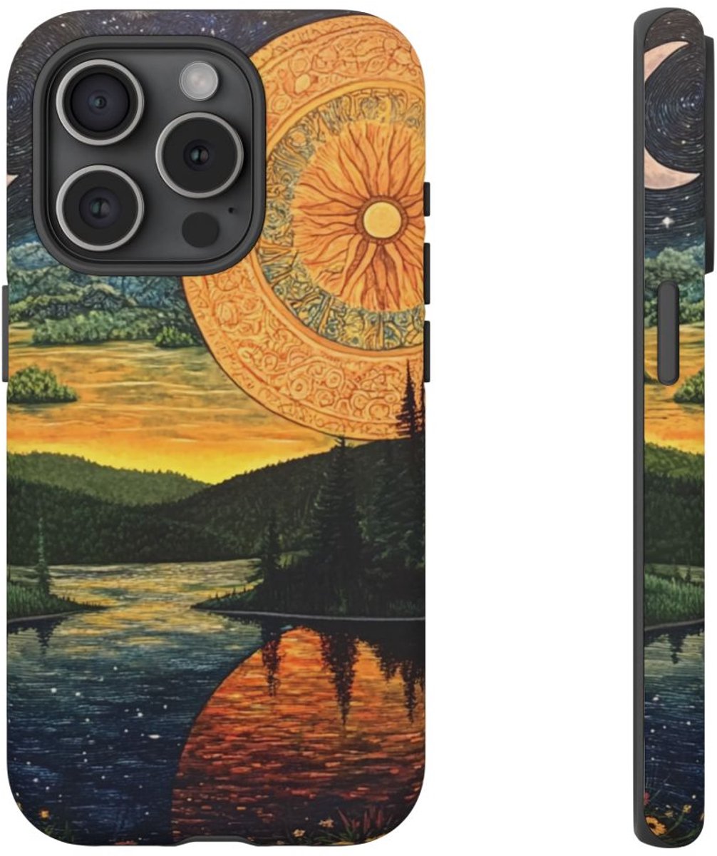 Zon en Maan Boven Rivierlandschap – Telefoonhoesje Geschikt voor iPhone 15 Pro