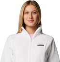 Close-up van een model in een witte Columbia fleece trui met rits.
