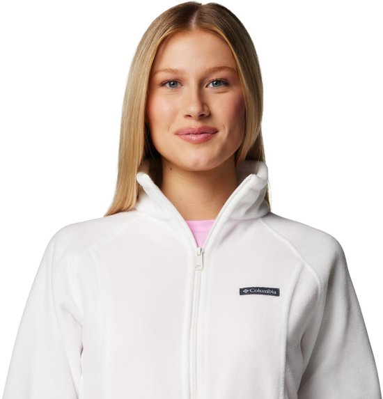 Close-up van een model in een witte Columbia fleece trui met rits.