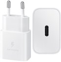 Witte Samsung snellader met USB-C poort en twee ronde stekkers, naast een aparte USB-C poort.