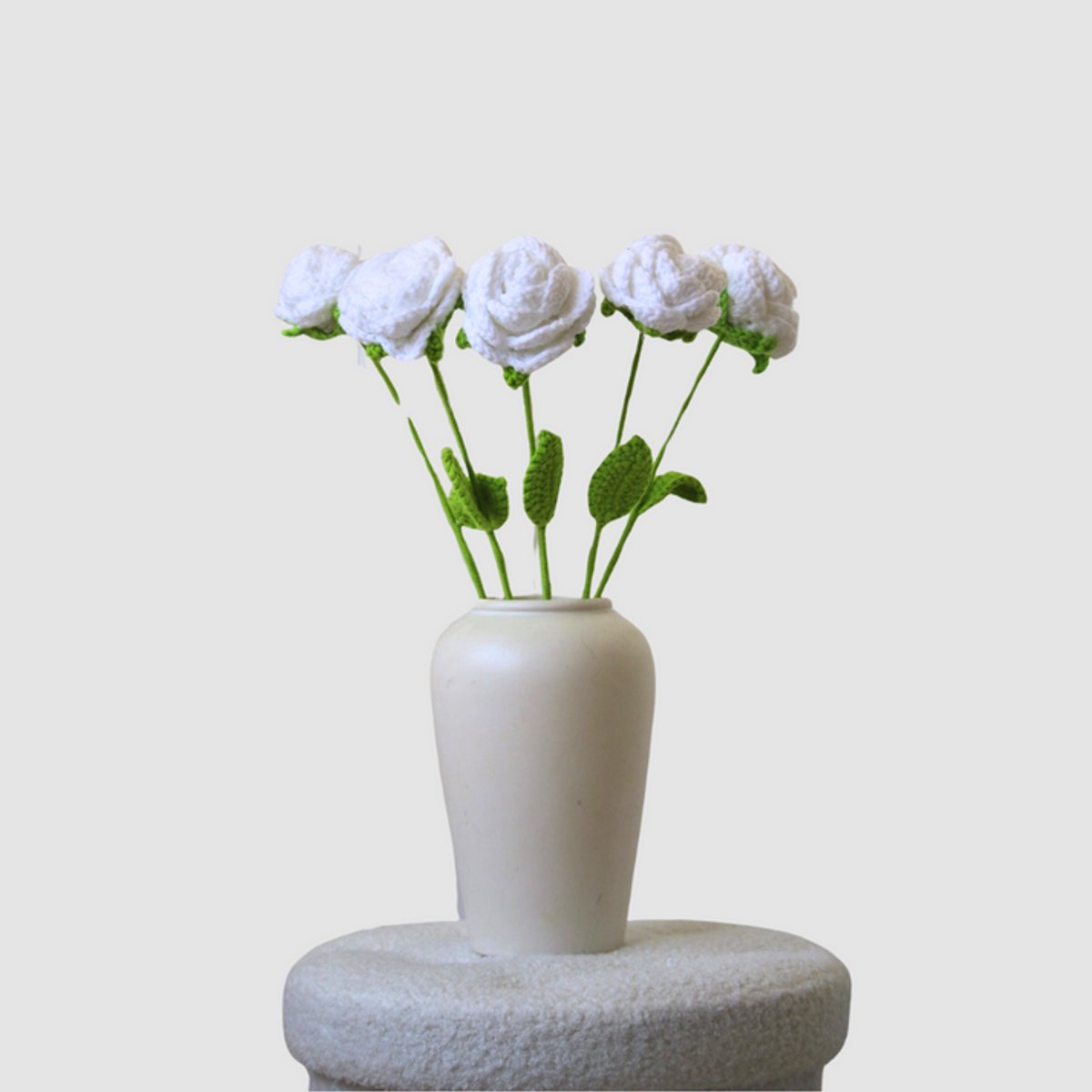Woolbloom - kunstbloemen - Gehaakte Bloemenboeket - Witte rozen - interieurdecoratie - onderhoudsvrij