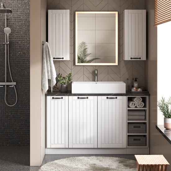 Meubles de salle de bain blancs avec miroir et haute armoire. Poignées dorées.