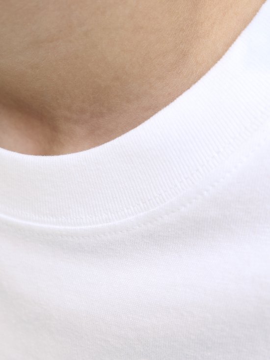 Close-up van de neklijn en de stof van een wit T-shirt.