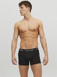 Man met zwarte boxer met witte JACK & JONES band.