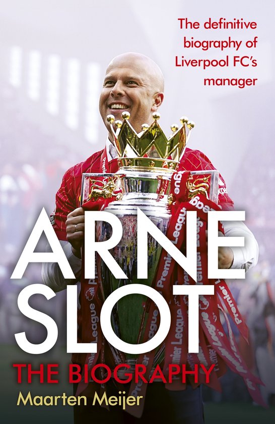 Arne Slot, de definitieve biografie van Liverpool FC's manager, met de Premier League trofee.