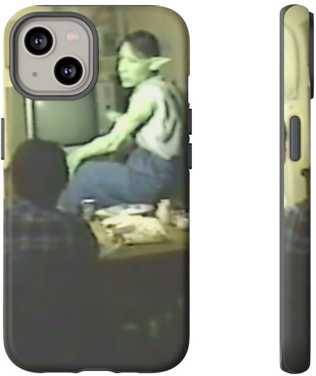 Sfeervolle Vintage Kamer met Elfachtig Personage – Telefoonhoesje Geschikt voor iPhone 14