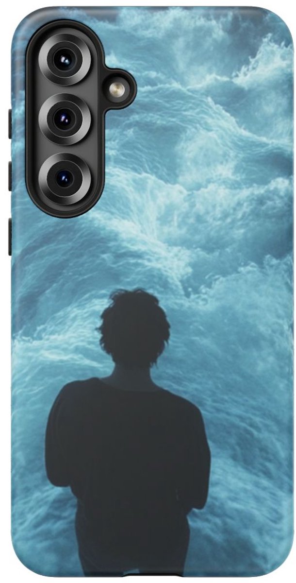 Persoon Tussen Kolkende Watergolven – Telefoonhoesje Geschikt voor Galaxy S25 Plus