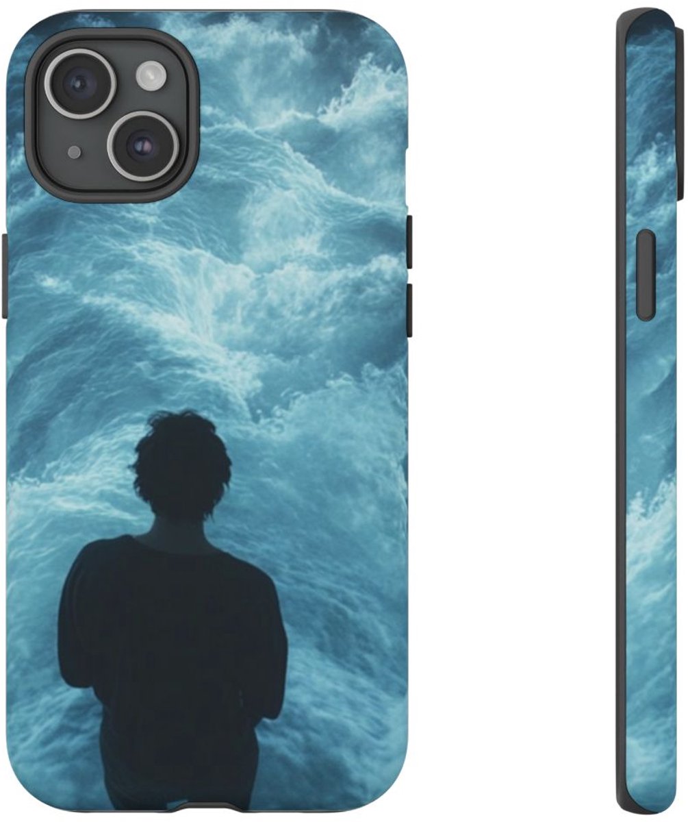 Persoon Tussen Kolkende Watergolven – Telefoonhoesje Geschikt voor iPhone 15 Plus