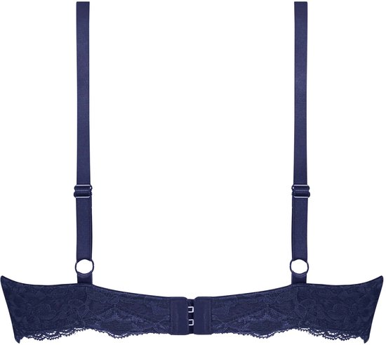 Sluiting van een donkerblauwe kanten beugelbeha met verstelbare bandjes en kanten rand.