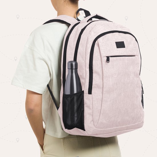Lichtroze rugzak met zwarte accenten en mesh zijvak, gedragen door een persoon.