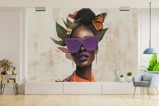 Behang - Fotobehang Vrouw - Zonnebril - Vlinder - Bloemen - Breedte 420 cm x hoogte 280 cm