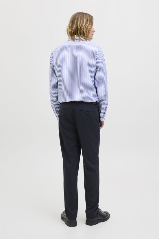 Man in blauw-wit gestreept overhemd en marineblauwe broek, achterkant.