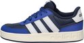 Zijaanzicht van een donkerblauwe Adidas sneaker met kobaltblauwe en witte accenten.