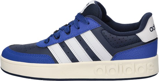 Zijaanzicht van een donkerblauwe Adidas sneaker met kobaltblauwe en witte accenten.
