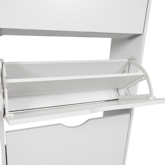 Witte schoenenkast met openklapbare deuren en metalen scharnieren.