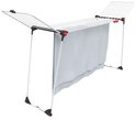 Étendage blanc Vileda Infinity Flex, déplié avec une serviette blanche, avec des capuchons rouges sur les pieds.