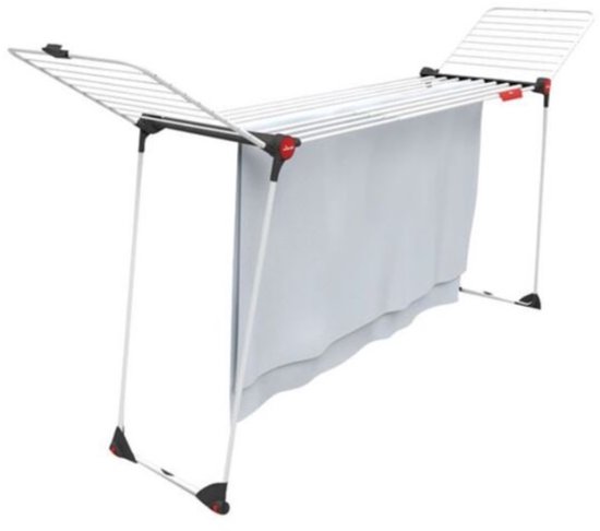 Étendage blanc Vileda Infinity Flex, déplié avec une serviette blanche, avec des capuchons rouges sur les pieds.