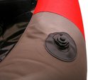 Sluiting met ventiel in grijs en rood materiaal van een bellyboat.