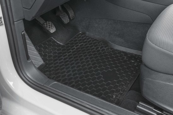 Zwarte, antislip automat met honingraatpatroon op de bestuurdersplaats van een auto.
