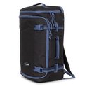Zwarte Eastpak rugzak met donkerblauwe ritsen en banden.