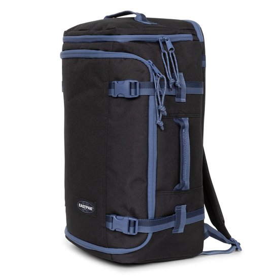 Zwarte Eastpak rugzak met donkerblauwe ritsen en banden.
