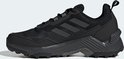 Zwarte lage wandelschoen met donkergrijze accenten en drie Adidas-strepen.