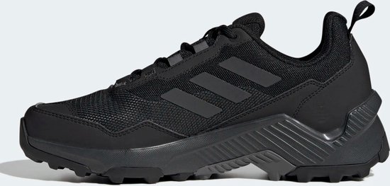 Zwarte lage wandelschoen met donkergrijze accenten en drie Adidas-strepen.