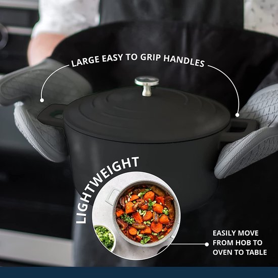 Lichtgewicht kookpot met grote, makkelijk vast te pakken handgrepen. Wordt door iemand met ovenwanten vastgehouden.