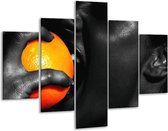 Glasschilderij -  Gezicht - Oranje, Zwart, Wit - 100x70cm 5Luik - Geen Acrylglas Schilderij - GroepArt 6000+ Glasschilderijen Collectie - Wanddecoratie- Foto Op Glas