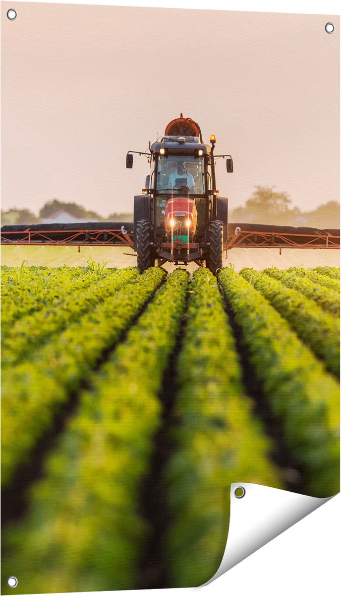 Gards Tuinposter Rode Tractor op het Veld aan het Sproeien - 60x90 cm - Tuindoek - Tuindecoratie - Wanddecoratie buiten - Tuinschilderij Multikleur