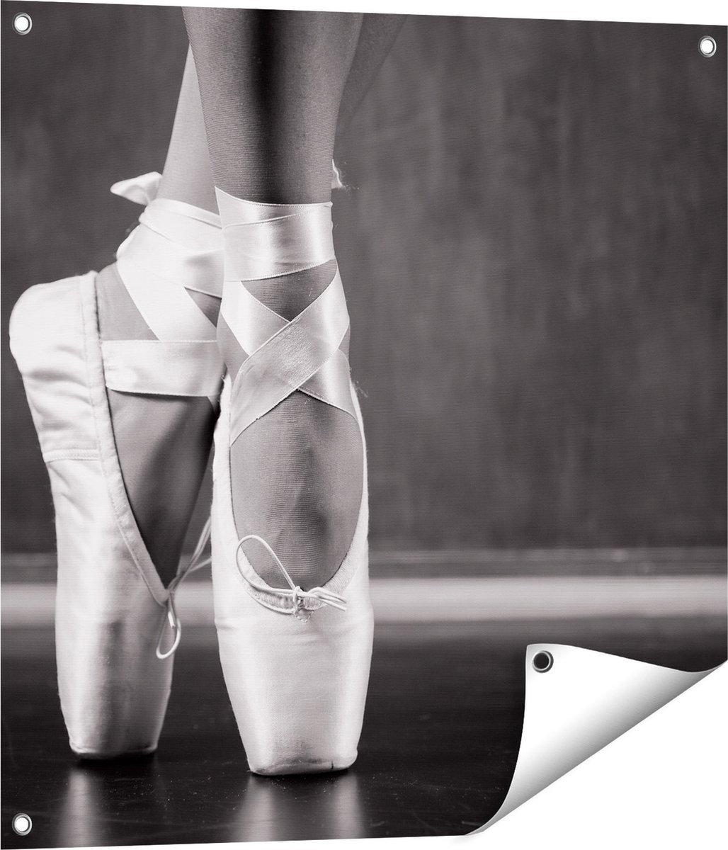 Gards Tuinposter Ballet Schoenen van een Ballerina - Zwart Wit - 70x70 cm - Tuindoek - Tuindecoratie - Wanddecoratie buiten - Tuinschilderij Multikleur