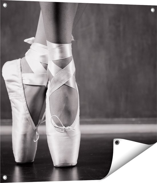 Gards Tuinposter Ballet Schoenen van een Ballerina - Zwart Wit - 70x70 cm - Tuindoek - Tuindecoratie - Wanddecoratie buiten - Tuinschilderij