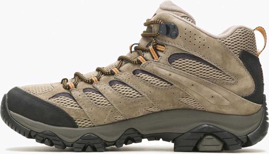 Bruine Merrell wandelschoen met oranje veter details, een zwarte Vibram zool en mesh.