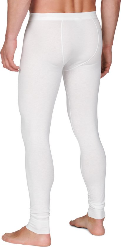 Man van achteren gezien, draagt een witte thermobroek.