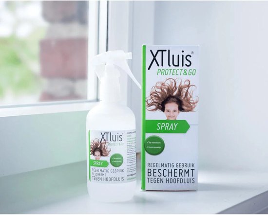 XTluis Protect & Go sprayfles en doos op een vensterbank. Beide tonen een meisje met wapperend bruin haar.