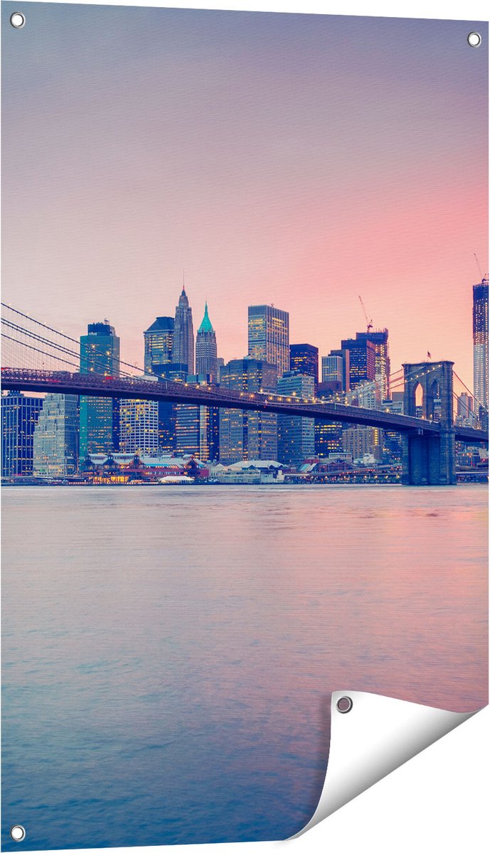 Gards Tuinposter New York Brooklyn Brug bij Zonsondergang - 60x90 cm - Tuindoek - Tuindecoratie - Wanddecoratie buiten - Tuinschilderij Multikleur