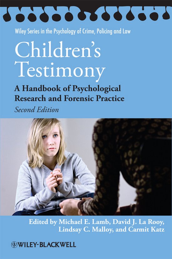Boek 'Children's Testimony', tweede editie. Een jong meisje met blond haar zit in een grijze hoodie en kijkt naar de camera.
