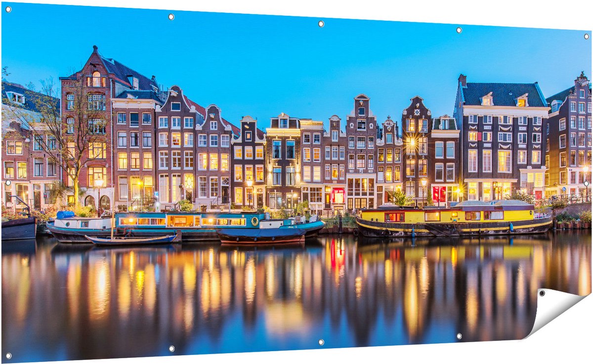 Gards Tuinposter Amsterdamse Huisjes in de Avond met Lichten - 200x100 cm - Tuindoek - Tuindecoratie - Wanddecoratie buiten - Tuinschilderij Multikleur