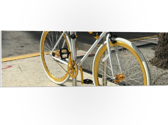 PVC Schuimplaat - Geparkeerde Witte Fiets met Gele Details - 90x30 cm Foto op PVC Schuimplaat (Met Ophangsysteem)