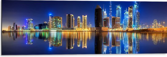 Dibond - Skyline van Dubai met Weerspiegeling in de Zee, Qatar - 90x30 cm Foto op Aluminium (Met Ophangsysteem)