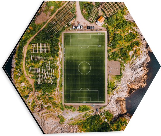 Dibond Hexagon - Bovenaanzicht van het Henningsvaer Voetbal Stadion in Noorwegen - 30x26.1 cm Foto op Hexagon (Met Ophangsysteem)