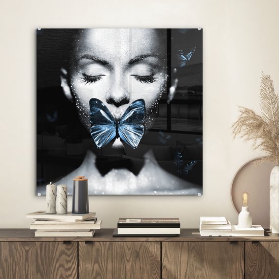 MuchoWow® Peinture sur verre 50x50 cm - Peinture sur verre acrylique - Femme - Papillon - Zwart - Wit - Photo sur verre - Décoration murale salon - Décoration murale chambre - Peintures