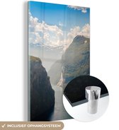 MuchoWow® Glasschilderij 40x60 cm - Schilderij acrylglas - Geirangerfjord in Noorwegen vanaf een berg - Foto op glas - Schilderijen