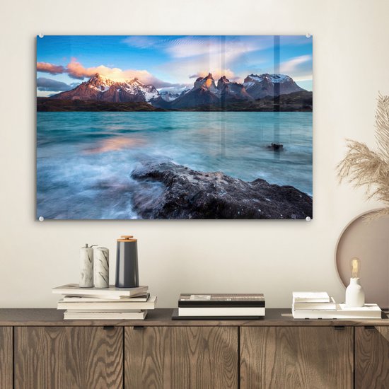 Le lac turquoise de Pehoe avec des montagnes en pente et un ciel clair Plexiglas 60x40 cm - Tirage photo sur Glas (décoration murale en plexiglas)