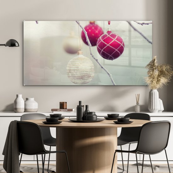 Art sur verre - Un gros plan de boules de Noël colorées pendant une journée glaciale - 120x60 cm - Peintures sur Verre Peintures - Photo sur Glas