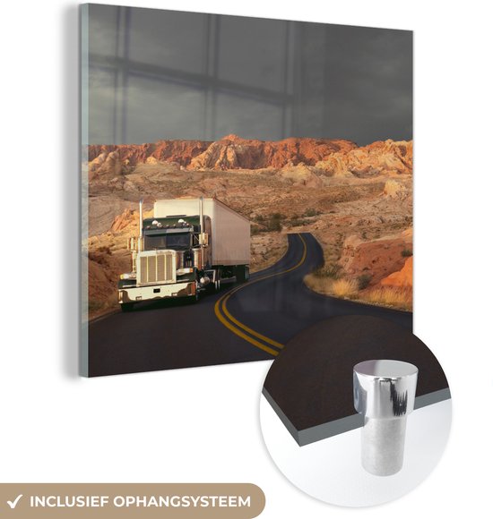 MuchoWow® Glasschilderij 90x90 cm - Schilderij acrylglas - Vrachtwagen - Weg - Rotsen - Foto op glas - Schilderijen