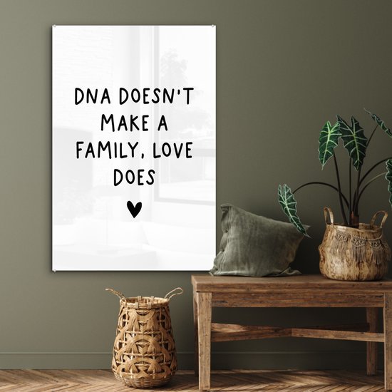 MuchoWow® Glasschilderij 80x120 cm - Schilderij acrylglas - Engelse quote "DNA doesn't make a family, love does" met een hartje op een witte achtergrond - Foto op glas - Schilderijen
