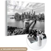 MuchoWow® Glasschilderij 60x40 cm - Schilderij acrylglas - New York - Brooklyn - Bridge - Zwart - Wit - Foto op glas - Schilderijen